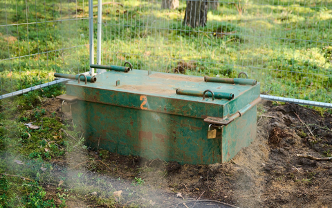 Eine Kampfmittelaufbewahrungskiste in einem abgesperrten Bereich des Waldes. - Foto: Annette Riedl/dpa Eine Kampfmittelaufbewahrungskiste in einem abgesperrten Bereich des Waldes. - Foto: Annette Riedl/dpa