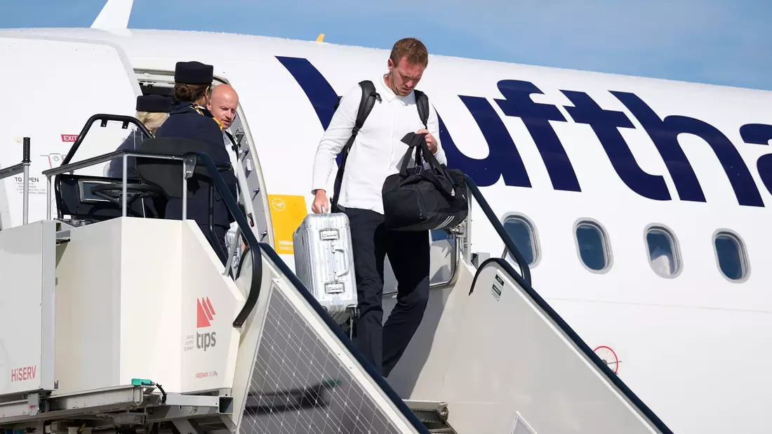 Bundestrainer Julian Nagelsmann steigt aus der Maschine mit der deutschen Mannschaft. - Bild: Bernd Thissen/dpa