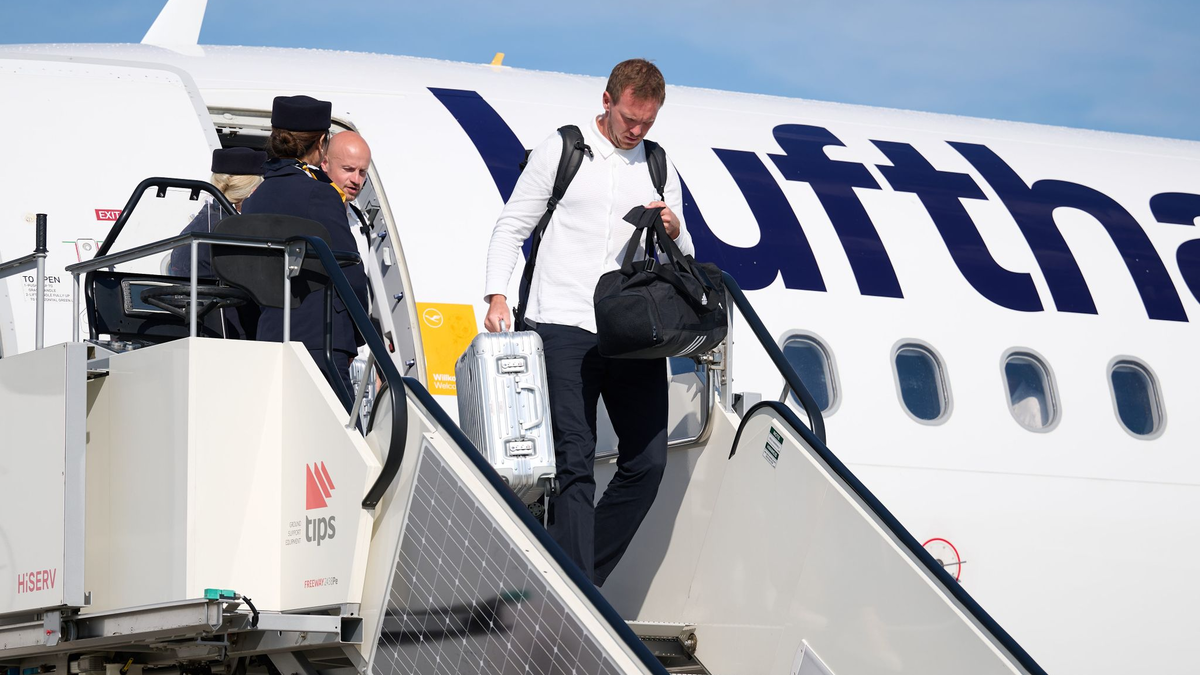 Bundestrainer Julian Nagelsmann steigt aus der Maschine mit der deutschen Mannschaft. - Foto: Bernd Thissen/dpa