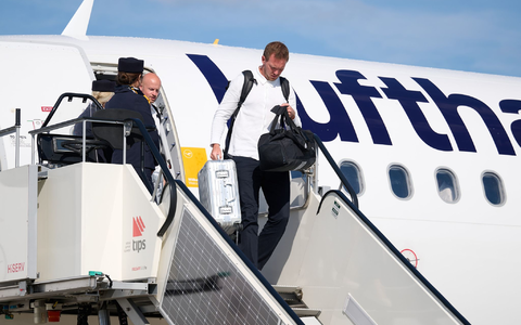 Bundestrainer Julian Nagelsmann steigt aus der Maschine mit der deutschen Mannschaft. - Foto: Bernd Thissen/dpa Bundestrainer Julian Nagelsmann steigt aus der Maschine mit der deutschen Mannschaft. - Foto: Bernd Thissen/dpa