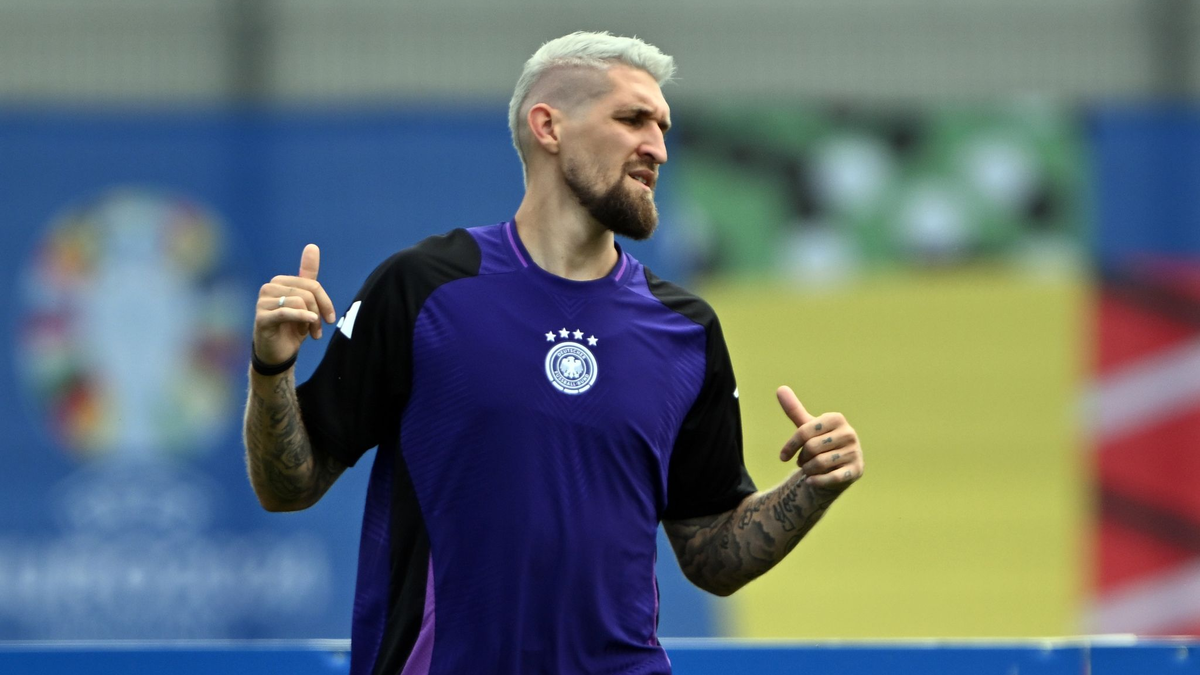 Robert Andrich hat sich die Haare pink gefärbt. - Foto: Federico Gambarini/dpa