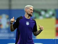 Robert Andrich hat sich die Haare pink gefärbt. - Foto: Federico Gambarini/dpa