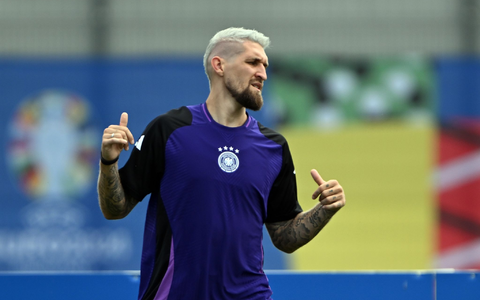 Robert Andrich hält sich an die Regeln. - Foto: Federico Gambarini/dpa