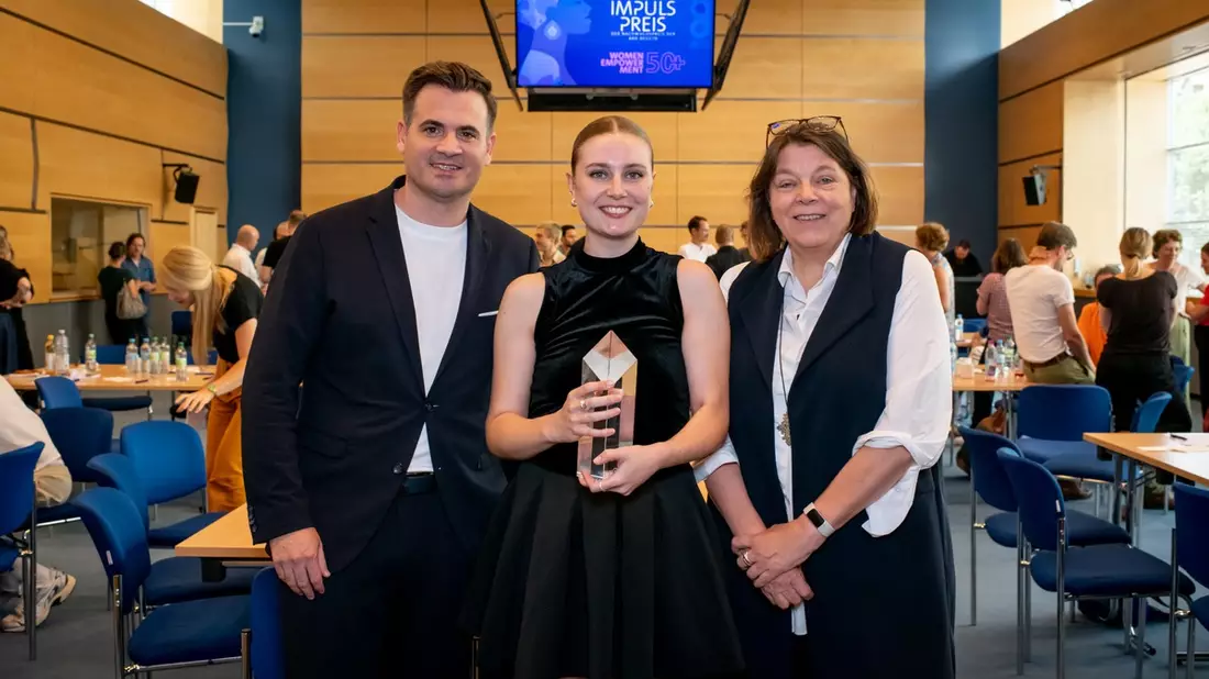 IMPULS PREIS 2024: Emma Weß von der Filmuniversität Babelsberg Konrad Wolf zum 10-jährigen Jubiläum des ARD-Degeto-Film-Nachwuchspreises ausgezeichnet - Bild: presseportal.de