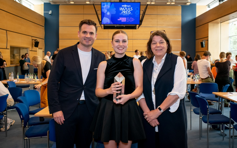 IMPULS PREIS 2024: Emma Weß von der Filmuniversität Babelsberg Konrad Wolf zum 10-jährigen Jubiläum des ARD-Degeto-Film-Nachwuchspreises ausgezeichnet - Foto: presseportal.de