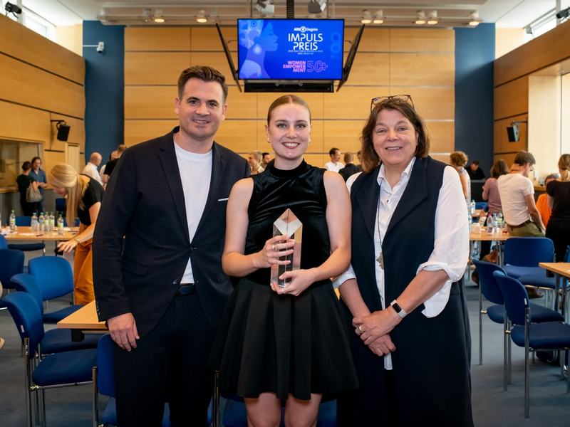 IMPULS PREIS 2024: Emma Weß von der Filmuniversität Babelsberg Konrad Wolf zum 10-jährigen Jubiläum des ARD-Degeto-Film-Nachwuchspreises ausgezeichnet - Foto: presseportal.de