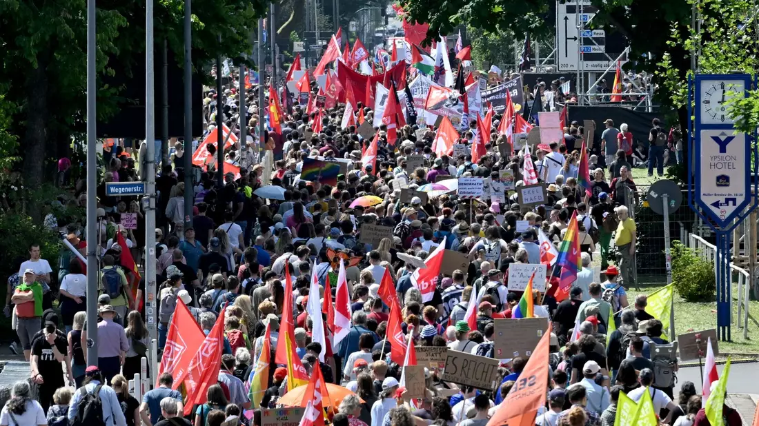 Ein Demonstrationszug gegen den AfD-Bundesparteitag zieht zur Grugahalle. - Bild: Henning Kaiser/dpa