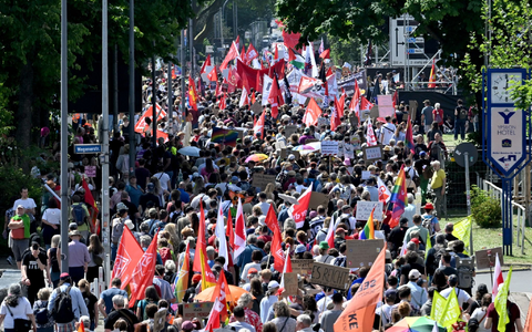 Ein Demonstrationszug gegen den AfD-Bundesparteitag zieht zur Grugahalle. - Foto: Henning Kaiser/dpa