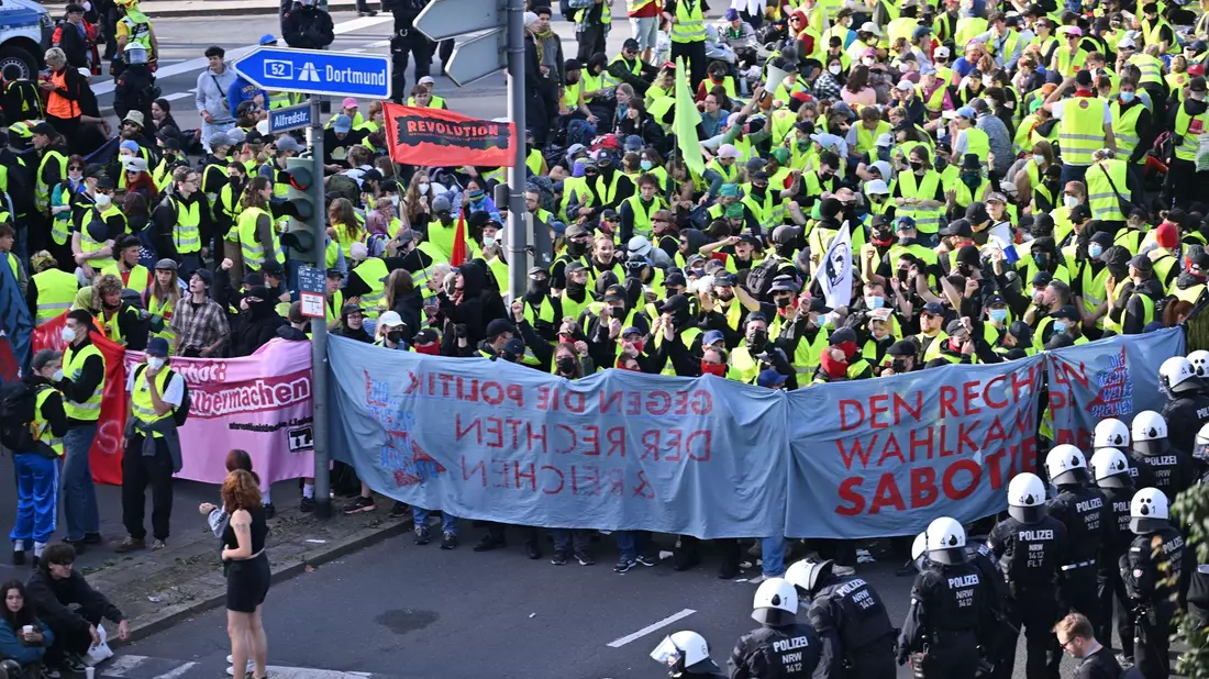 Bis zu 100.000 Demonstranten aus ganz Deutschland und dem Ausland wollten nach Essen kommen. - Bild: Henning Kaiser/düa/dpa