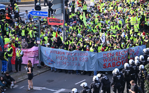 Bis zu 100.000 Demonstranten aus ganz Deutschland und dem Ausland wollten nach Essen kommen. - Foto: Henning Kaiser/düa/dpa