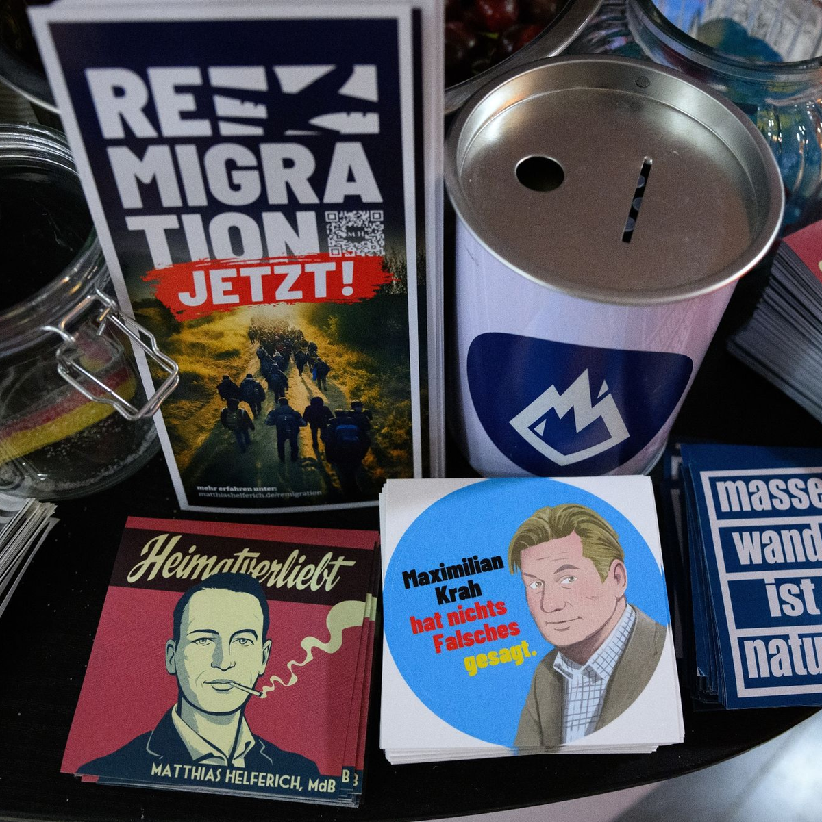 Flyer und Aufkleber mit Slogans wie «Abschieben schafft Wohnraum» und «Remigration jetzt!» liegen am Stand der AfD-Jugendorganisation Junge Alternative beim Afd-Bundesparteitag. - Foto: Bernd von Jutrczenka/dpa