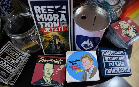 Flyer und Aufkleber mit Slogans wie «Abschieben schafft Wohnraum» und «Remigration jetzt!» liegen am Stand der AfD-Jugendorganisation Junge Alternative beim Afd-Bundesparteitag. - Foto: Bernd von Jutrczenka/dpa