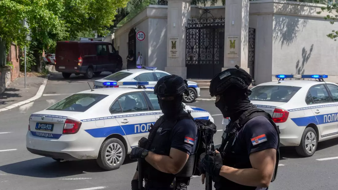 Polizisten sperren in Belgrad den Verkehr an einer Kreuzung in der Nähe der israelischen Botschaft. - Bild: Marko Drobnjakovic/AP/dpa