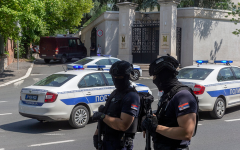 Polizisten sperren in Belgrad den Verkehr an einer Kreuzung in der Nähe der israelischen Botschaft. - Foto: Marko Drobnjakovic/AP/dpa