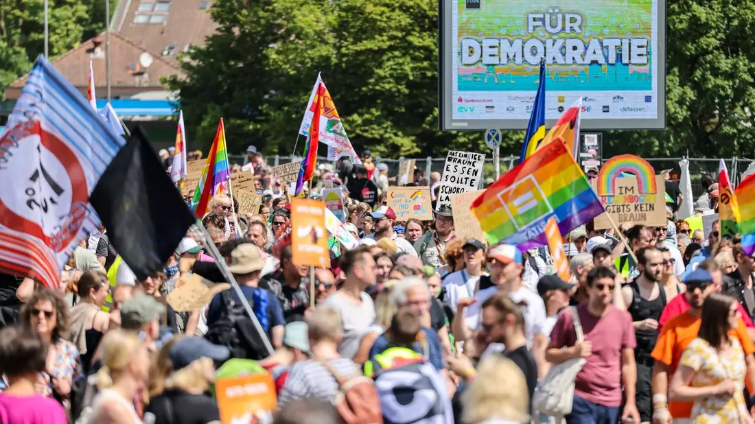 Der zentrale Demonstrationszug gegen den AfD-Parteitag in Essen erstreckte sich über mehrere Kilometer. - Bild: dpa
