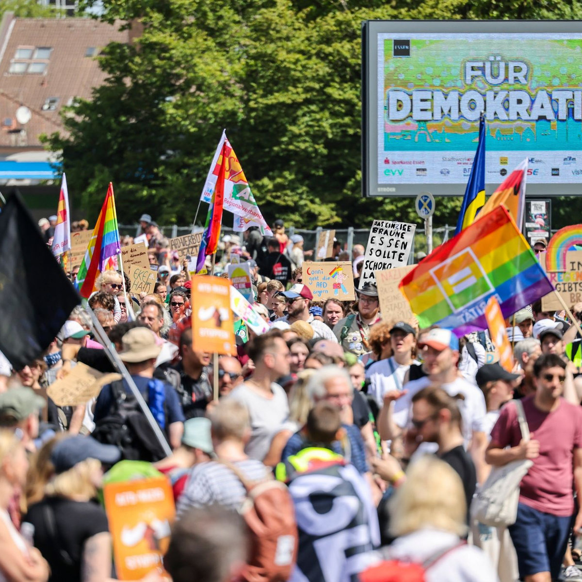 Der zentrale Demonstrationszug gegen den AfD-Parteitag in Essen erstreckte sich über mehrere Kilometer. - Foto: dpa