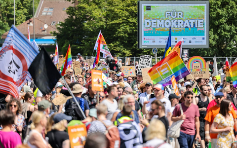 Der zentrale Demonstrationszug gegen den AfD-Parteitag in Essen erstreckte sich über mehrere Kilometer. - Foto: dpa