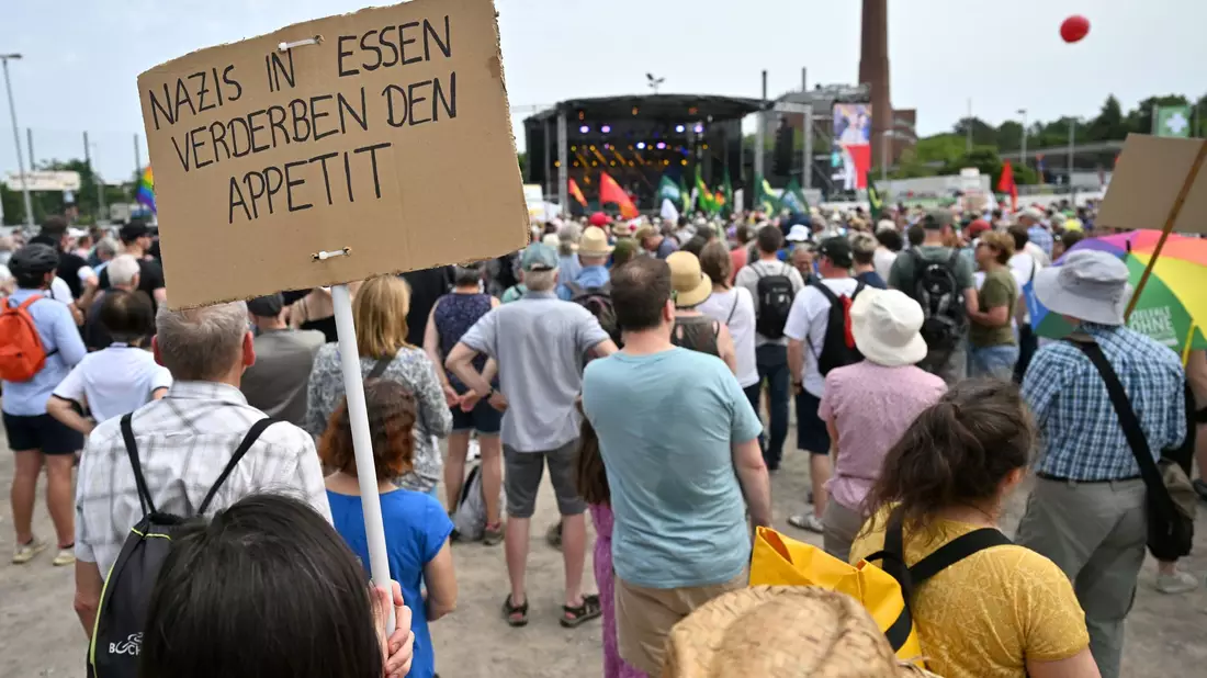 «Nazis in Essen Verderben den Appetit»: Schild einer Demonstrationsteilnehmerin. - Bild: Henning Kaiser/dpa