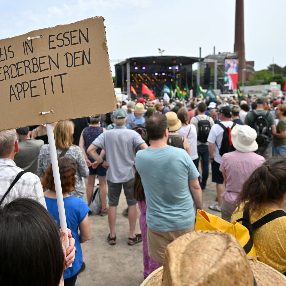 «Nazis in Essen Verderben den Appetit»: Schild einer Demonstrationsteilnehmerin. - Foto: Henning Kaiser/dpa