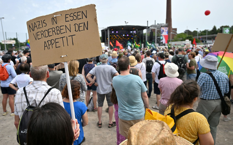 «Nazis in Essen Verderben den Appetit»: Schild einer Demonstrationsteilnehmerin. - Foto: Henning Kaiser/dpa