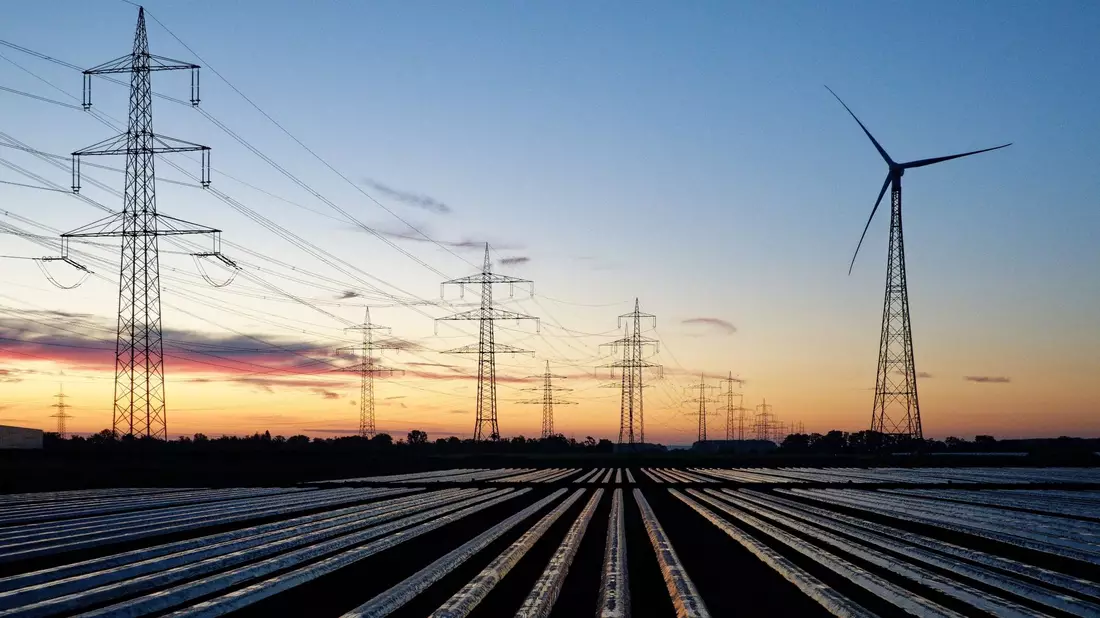 Die Ampel-Koalition will das Bundesbedarfsplangesetz ändern. Hauptziel ist, den Strom, der im Norden Deutschlands produziert wird, künftig schneller in den Süden und Westen des Landes transportieren zu können. - Bild: Henning Kaiser/dpa