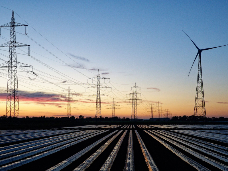 Die Ampel-Koalition will das Bundesbedarfsplangesetz ändern. Hauptziel ist, den Strom, der im Norden Deutschlands produziert wird, künftig schneller in den Süden und Westen des Landes transportieren zu können. - Foto: Henning Kaiser/dpa