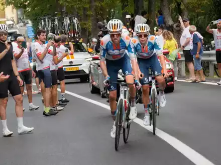 Der Franzose Romain Bardet (l) setzte sich vor seinem niederländischen Teamkollegen Frank van den Broek durch. - Foto: Jerome Delay/AP/dpa