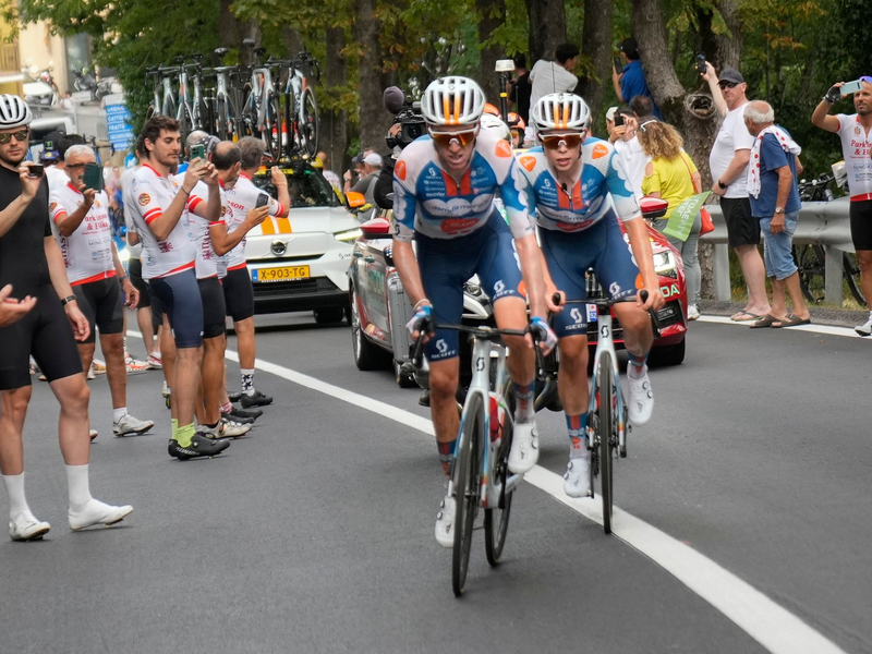 Der Slowene Tadej Pogacar (M) trägt weiter das Gelbe Trikot des Gesamtführenden. - Foto: Jerome Delay/AP/dpa