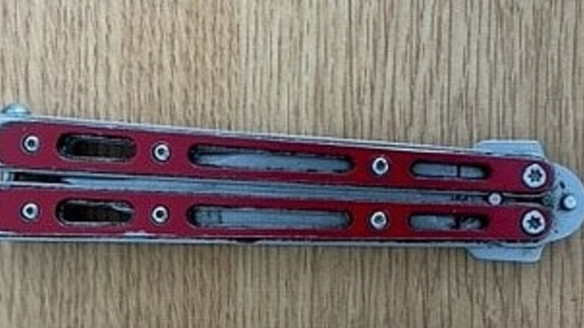 BPOL NRW: Bundespolizei beschlagnahmt heute bei Grenzkontrollen zahlreiche Messer und Teleskopschlagstock - Foto: presseportal.de