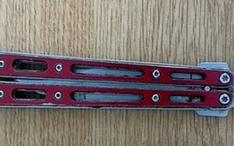 BPOL NRW: Bundespolizei beschlagnahmt heute bei Grenzkontrollen zahlreiche Messer und Teleskopschlagstock - Foto: presseportal.de