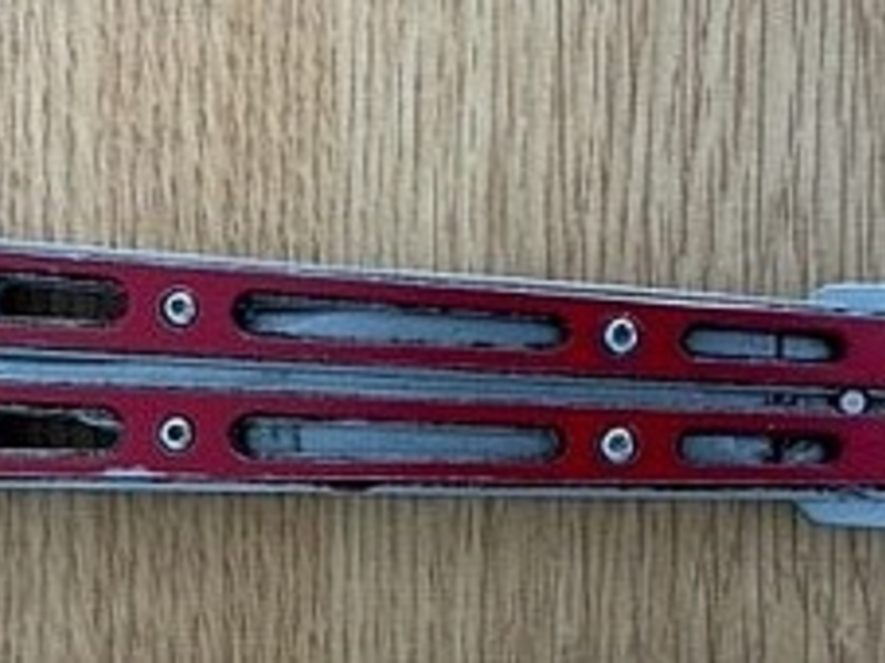 BPOL NRW: Bundespolizei beschlagnahmt heute bei Grenzkontrollen zahlreiche Messer und Teleskopschlagstock - Foto: presseportal.de