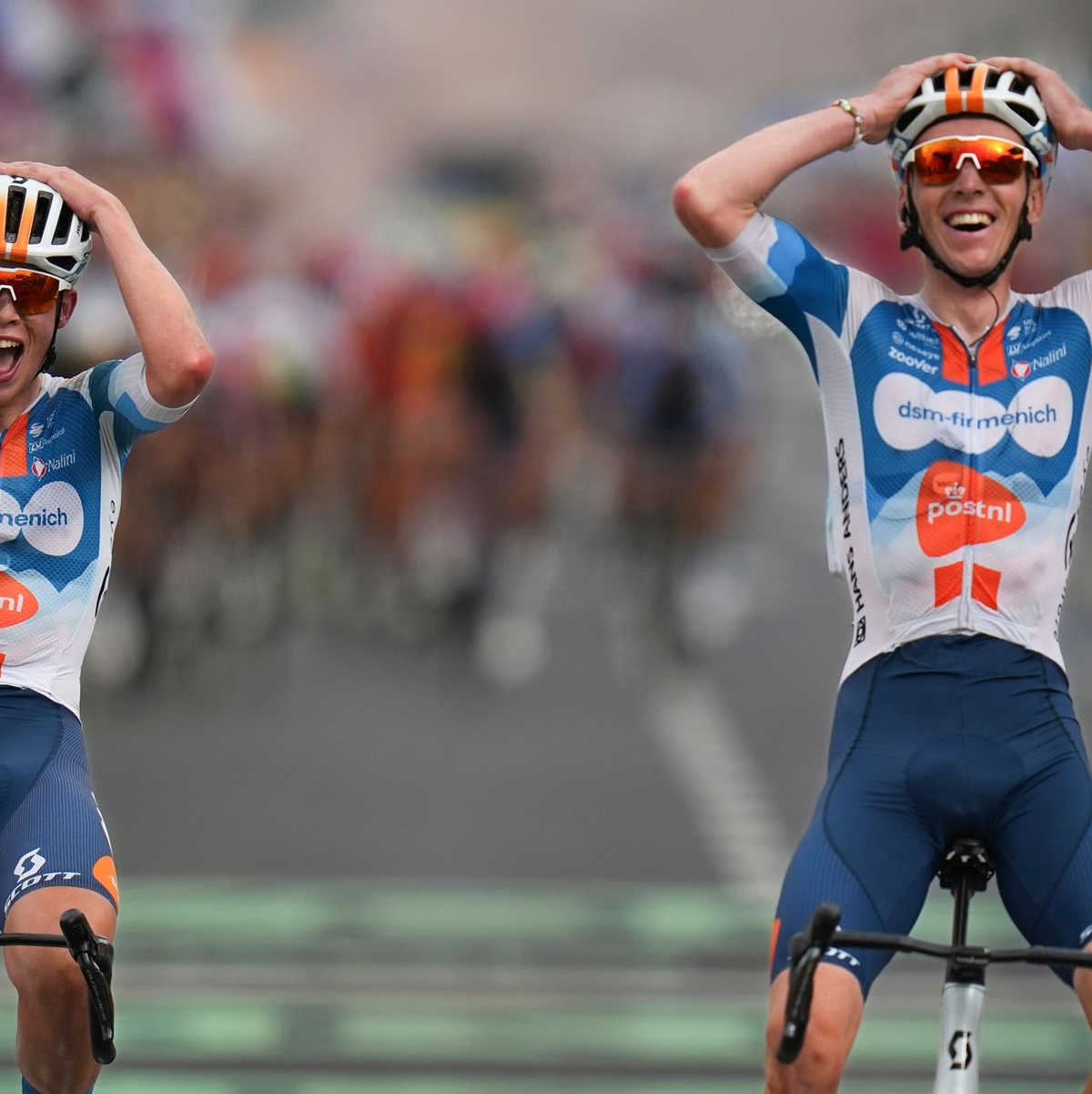 Der Franzose Romain Bardet (r) setzte sich vor seinem niederländischen Teamkollegen Frank van den Broek durch. - Foto: Daniel Cole/AP/dpa