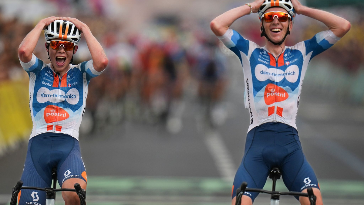  Der Belgier Jasper Philipsen jubelt beim Überqueren der Ziellinie vor dem Deutschen Pascal Ackermann (l), dem Kolumbianer Fernado Gavira (2.v.l). - Foto: Daniel Cole/AP/dpa