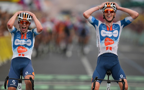  Der Belgier Jasper Philipsen jubelt beim Überqueren der Ziellinie vor dem Deutschen Pascal Ackermann (l), dem Kolumbianer Fernado Gavira (2.v.l). - Foto: Daniel Cole/AP/dpa