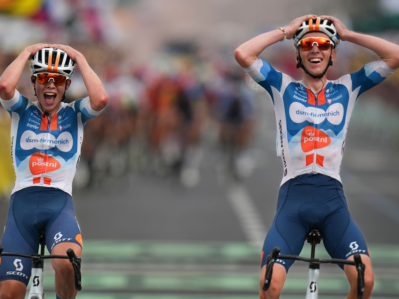  Der Belgier Jasper Philipsen jubelt beim Überqueren der Ziellinie vor dem Deutschen Pascal Ackermann (l), dem Kolumbianer Fernado Gavira (2.v.l). - Foto: Daniel Cole/AP/dpa