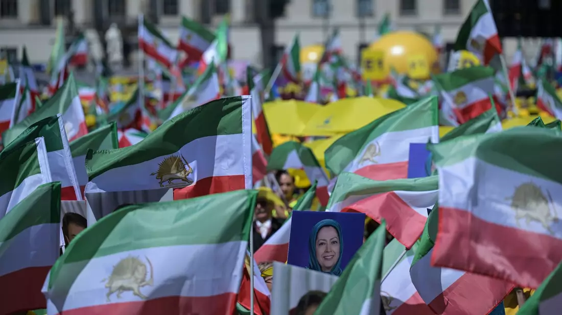 Mehrere Tausend Menschen demonstrieren in Berlin gegen die klerikale Führung im Iran. - Bild: Hannes P. Albert/dpa