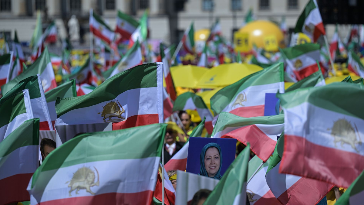 Mehrere Tausend Menschen demonstrieren in Berlin gegen die klerikale Führung im Iran. - Foto: Hannes P. Albert/dpa