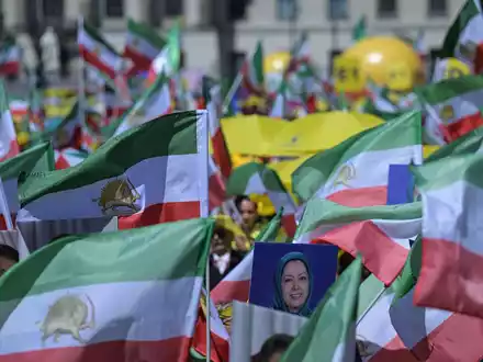 Mehrere Tausend Menschen demonstrieren in Berlin gegen die klerikale Führung im Iran. - Foto: Hannes P. Albert/dpa