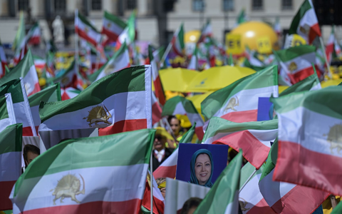 Mehrere Tausend Menschen demonstrieren in Berlin gegen die klerikale Führung im Iran. - Foto: Hannes P. Albert/dpa