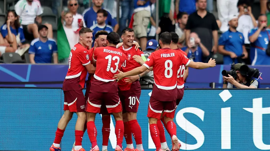 Die Schweizer bejubeln den Einzug ins Viertelfinale. - Bild: Andreas Gora/dpa
