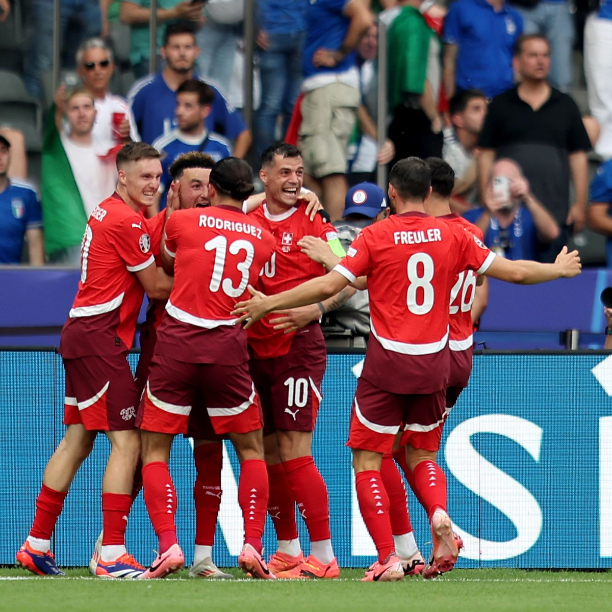 Die Schweizer bejubeln den Einzug ins Viertelfinale. - Foto: Andreas Gora/dpa