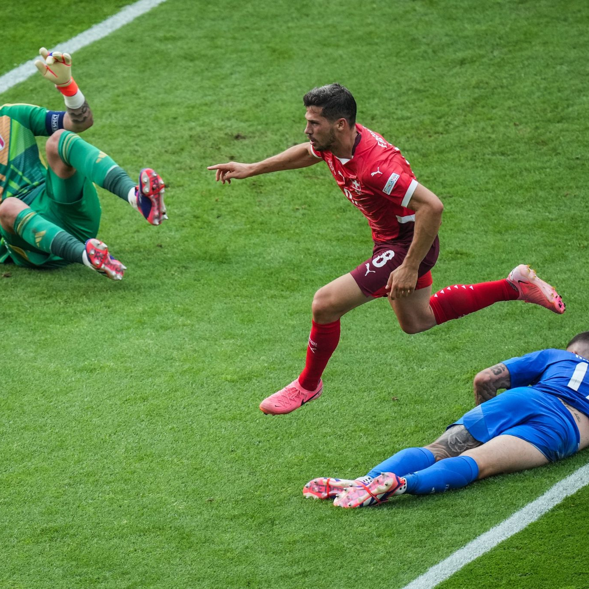 Remo Freuler (M.) brachte die Schweiz in der ersten Halbzeit in Führung. - Foto: Sören Stache/dpa