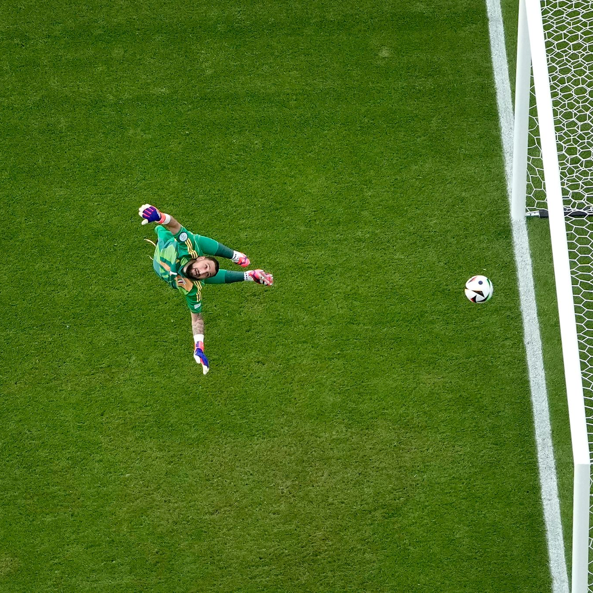 Italiens Torhüter Gianluigi Donnarumma war beim zweiten Tor der Schweizer chancenlos. - Foto: Markus Schreiber/AP