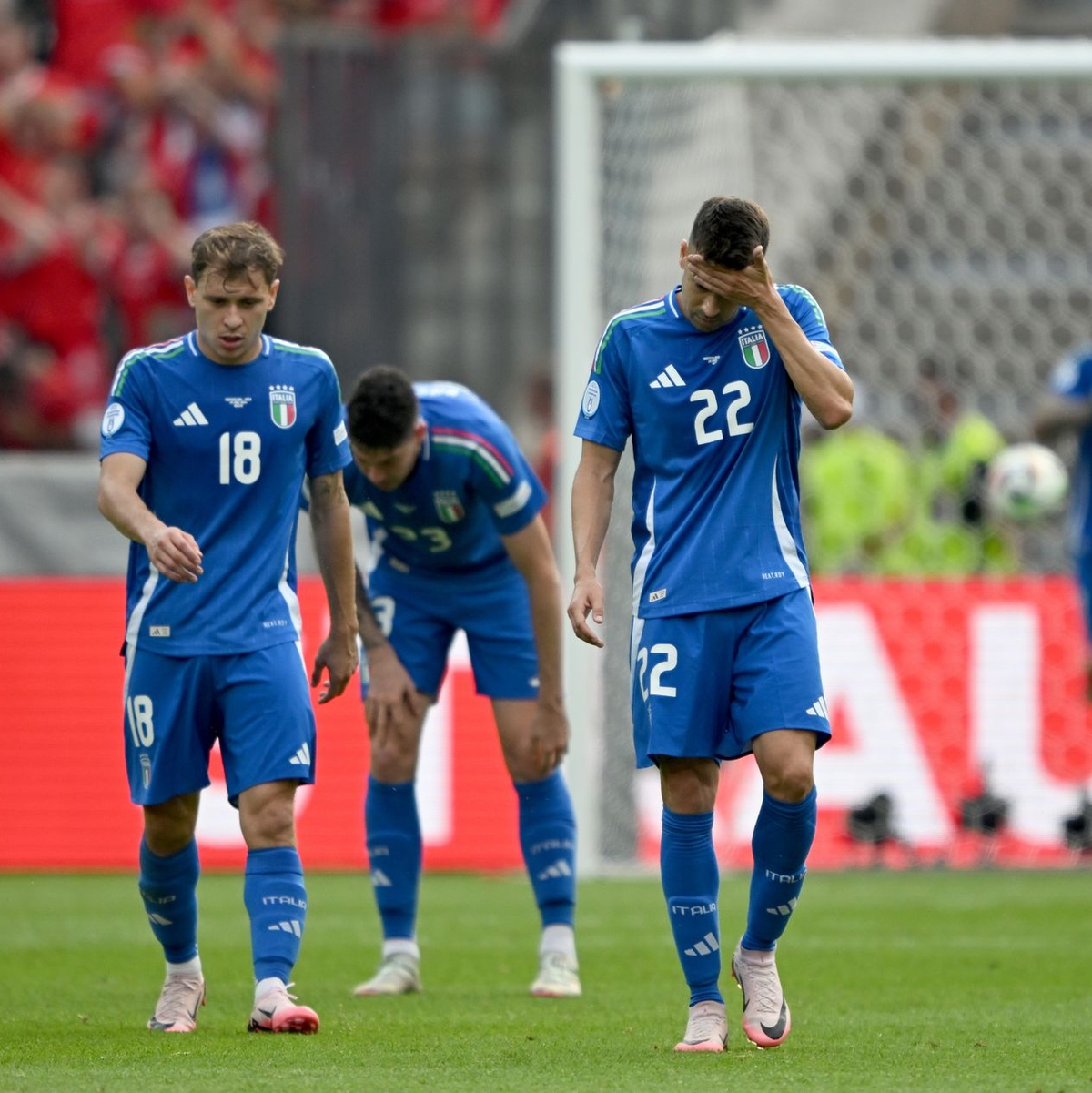Die Italiener spielten schwach und schieden aus. - Foto: Robert Michael/dpa