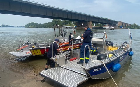 FW Frankenthal: Drei Personen aus dem Rhein gerettet - Foto: presseportal.de