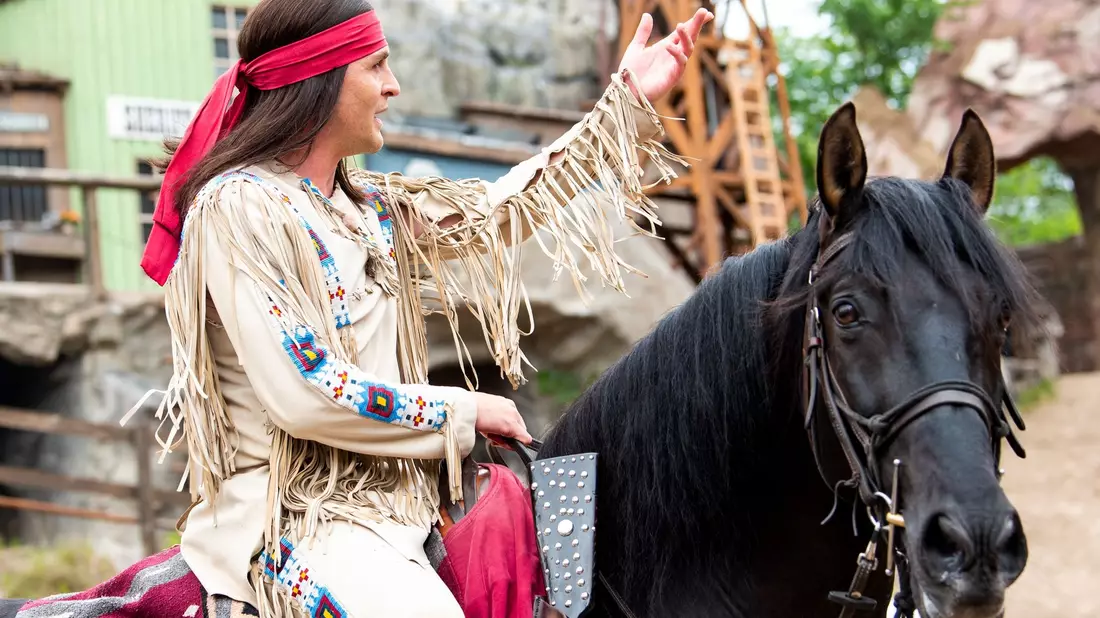 Sila Sahin und Jan Hartmann in einer Szene des Stücks «Winnetou II - Ribanna und Old Firehand». - Bild: Daniel Bockwoldt/dpa
