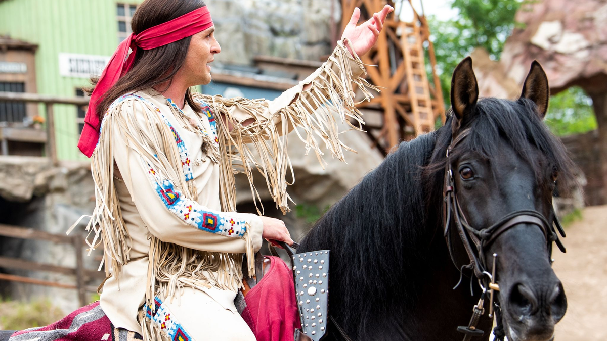 Sila Sahin und Jan Hartmann in einer Szene des Stücks «Winnetou II - Ribanna und Old Firehand». - Foto: Daniel Bockwoldt/dpa
