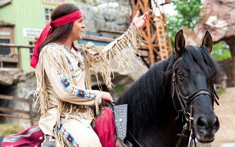 Sila Sahin und Jan Hartmann in einer Szene des Stücks «Winnetou II - Ribanna und Old Firehand». - Foto: Daniel Bockwoldt/dpa