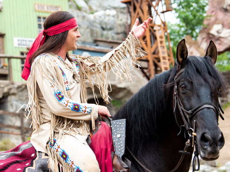 Sila Sahin und Jan Hartmann in einer Szene des Stücks «Winnetou II - Ribanna und Old Firehand». - Foto: Daniel Bockwoldt/dpa