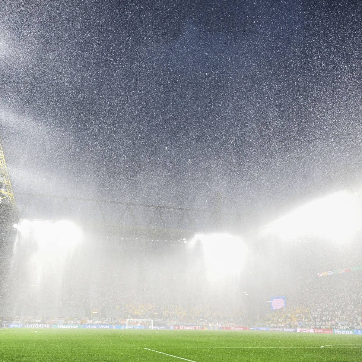 In Dortmund folgten Gewitter, Starkregen und Hagel dicht aufeinander. - Foto: Federico Gambarini/dpa